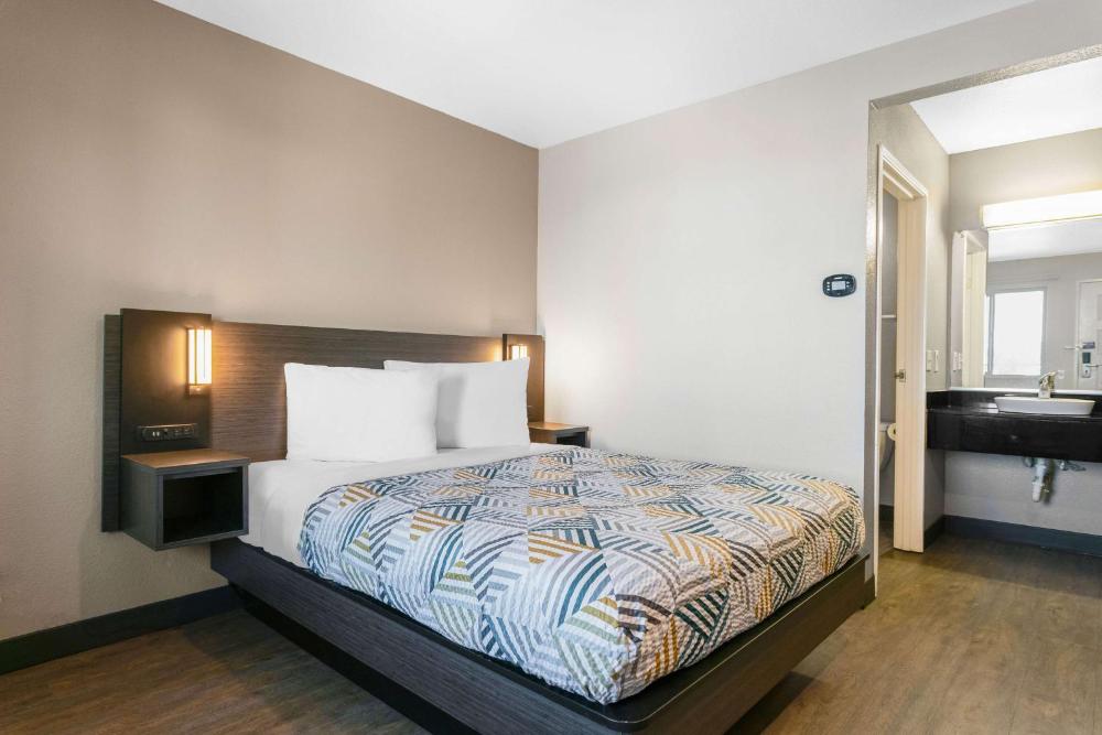 Deluxe Queen Room - Non-Smoking interior